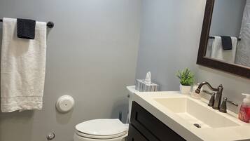 Een douche, een haardroger, handdoeken, zeep