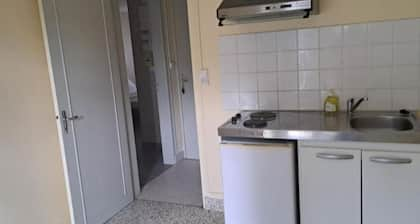 Super Appartement meublé avec cours intérieur, en plein centre ville.