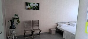 1 bedroom, WiFi, bed sheets - Super Appartement Meublé Avec Cours Intérieur, en Plein Centre Ville (La Souterraine)