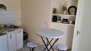 Frigorífico, microondas, placa de cocina y utensilios de cocina