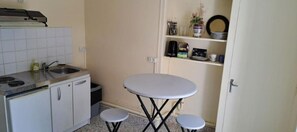 Réfrigérateur, four à micro-ondes, surface de cuisson