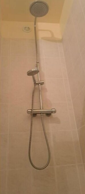Douche, serviettes fournies, papier toilette