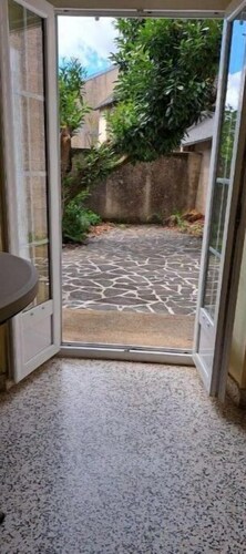 Super Appartement Meublé Avec Cours Intérieur, en Plein Centre Ville