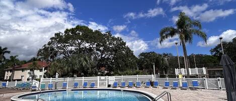Utomhuspool och uppvärmd pool