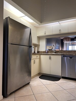 Kylskåp, mikrovågsugn, ugn och spishäll