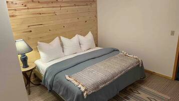 5 bedrooms, desk, WiFi, bed sheets