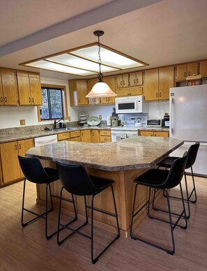 冰箱、微波炉、烤箱、炉灶