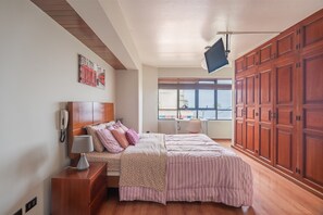 3 Schlafzimmer, Schreibtisch, Bügeleisen/Bügelbrett, WLAN