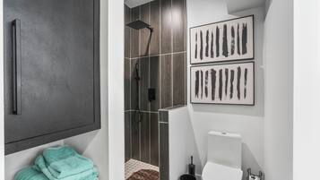 Haartrockner, Handtücher, Seife, Toilettenpapier