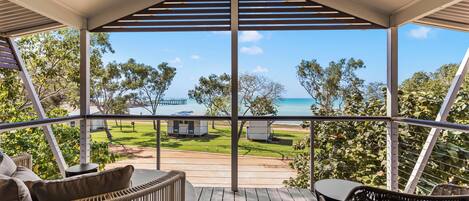 Cabaña Deluxe, 2 habitaciones (Waterfront Sleeps 4) | Vista desde la propiedad