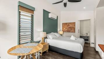 Tabla de planchar con plancha, wifi gratis y ropa de cama