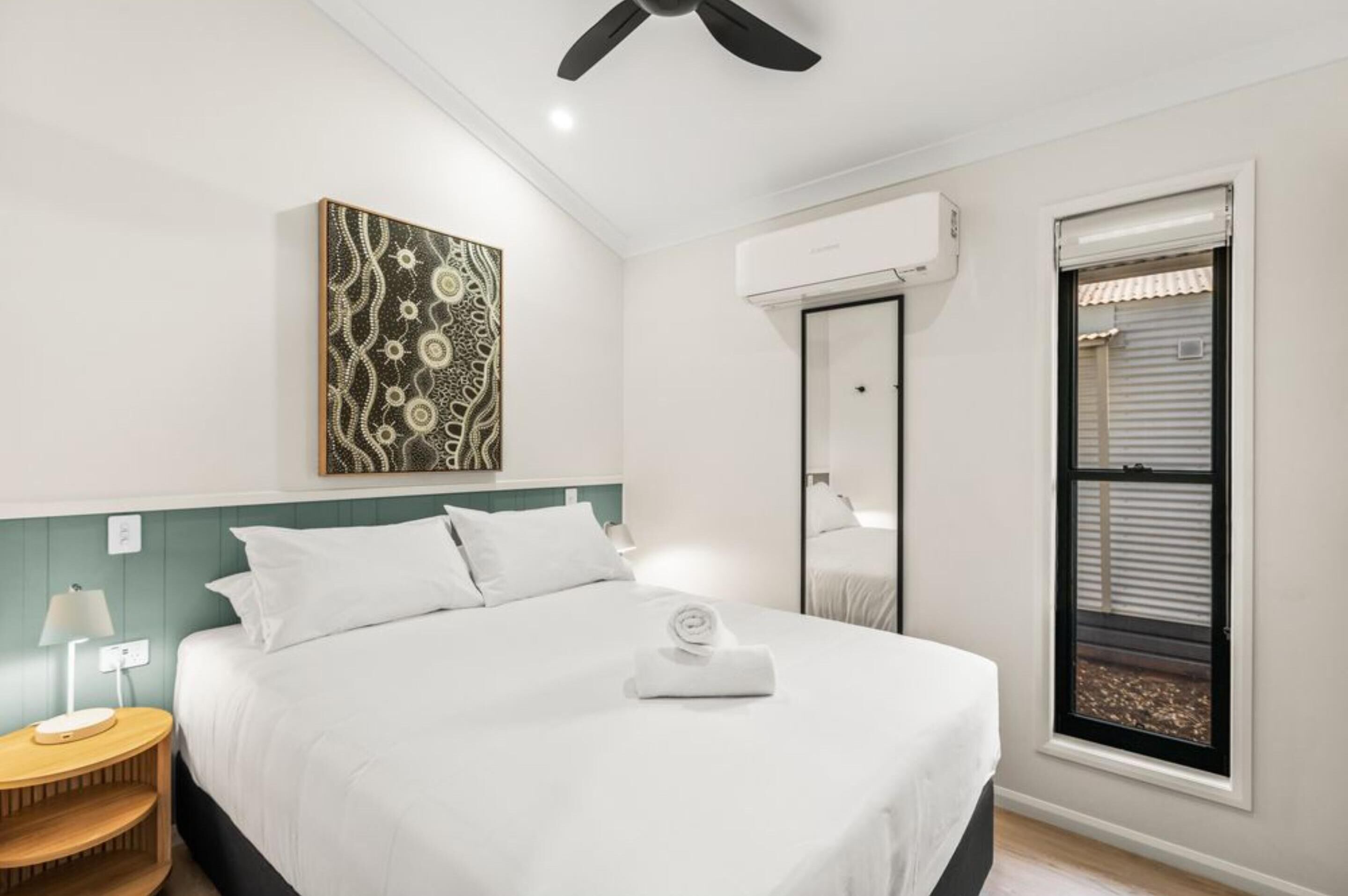 Tabla de planchar con plancha, wifi gratis y ropa de cama 