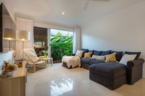 Smart TV, video games - Villa Kelurga Coastal Relaxing Escape close to the Beach.Pet friendly  (Trinity Beach)