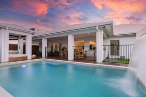 Pool - Villa Kelurga Coastal Relaxing Escape close to the Beach.Pet friendly  (Trinity Beach)