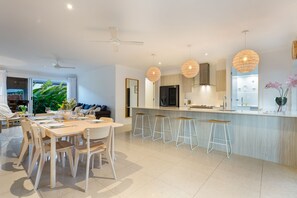 Dining - Villa Kelurga Coastal Relaxing Escape close to the Beach.Pet friendly  (Trinity Beach)
