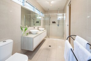 Shower, hair dryer, towels, soap - Villa Kelurga Coastal Relaxing Escape close to the Beach.Pet friendly  (Trinity Beach)