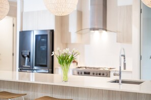 Fridge, microwave, oven, stovetop - Villa Kelurga Coastal Relaxing Escape close to the Beach.Pet friendly  (Trinity Beach)