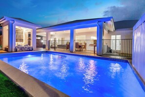 Pool - Villa Kelurga Coastal Relaxing Escape close to the Beach.Pet friendly  (Trinity Beach)