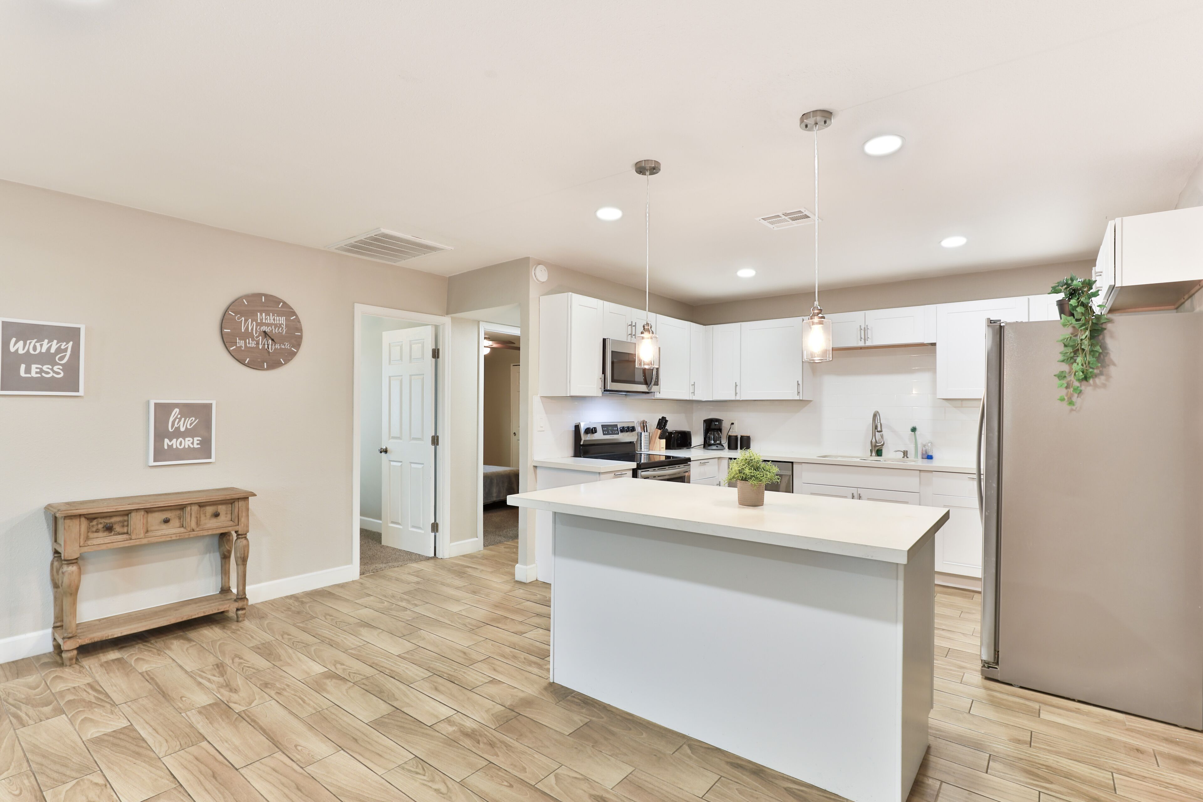 Cookware/dishes/utensils, dining tables