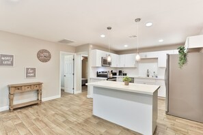 Kjøkkenutstyr og spisebord