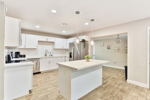 Batterie de cuisine, vaisselle et ustensiles, tables à manger