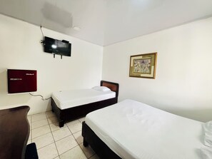 Basic Double or Twin Room | In-room safe, free WiFi, bed sheets - Hotel Cabinas El Coral (Jacó)