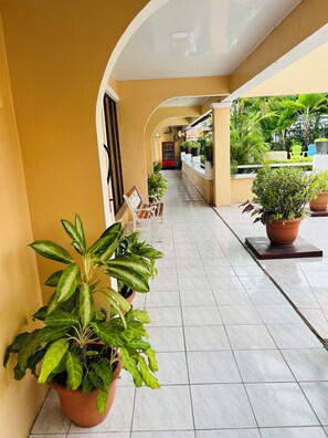 基础双人房或双床房 | 起居区 | 32-英寸LED 电视（配备有线频道）