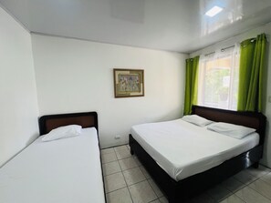 基础双人房或双床房 | 客房内保险箱、免费 WiFi、床单