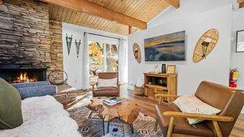 Basic Cabin | Living area