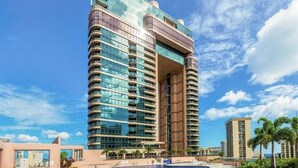 Un hôtel de grande hauteur au design moderne, doté d’un vaste atrium central et de nombreux balcons.
