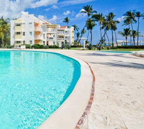 Pool - Playa Turquesa G-201 Premier Beachfront FRONTLINE Ocean View 100mbps Wifi (Punta Cana)