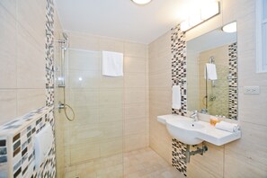Shower, hair dryer, bidet, towels
