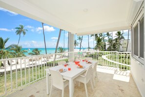 Outdoor dining - Playa Turquesa G-201 Premier Beachfront FRONTLINE Ocean View 100mbps Wifi (Punta Cana)
