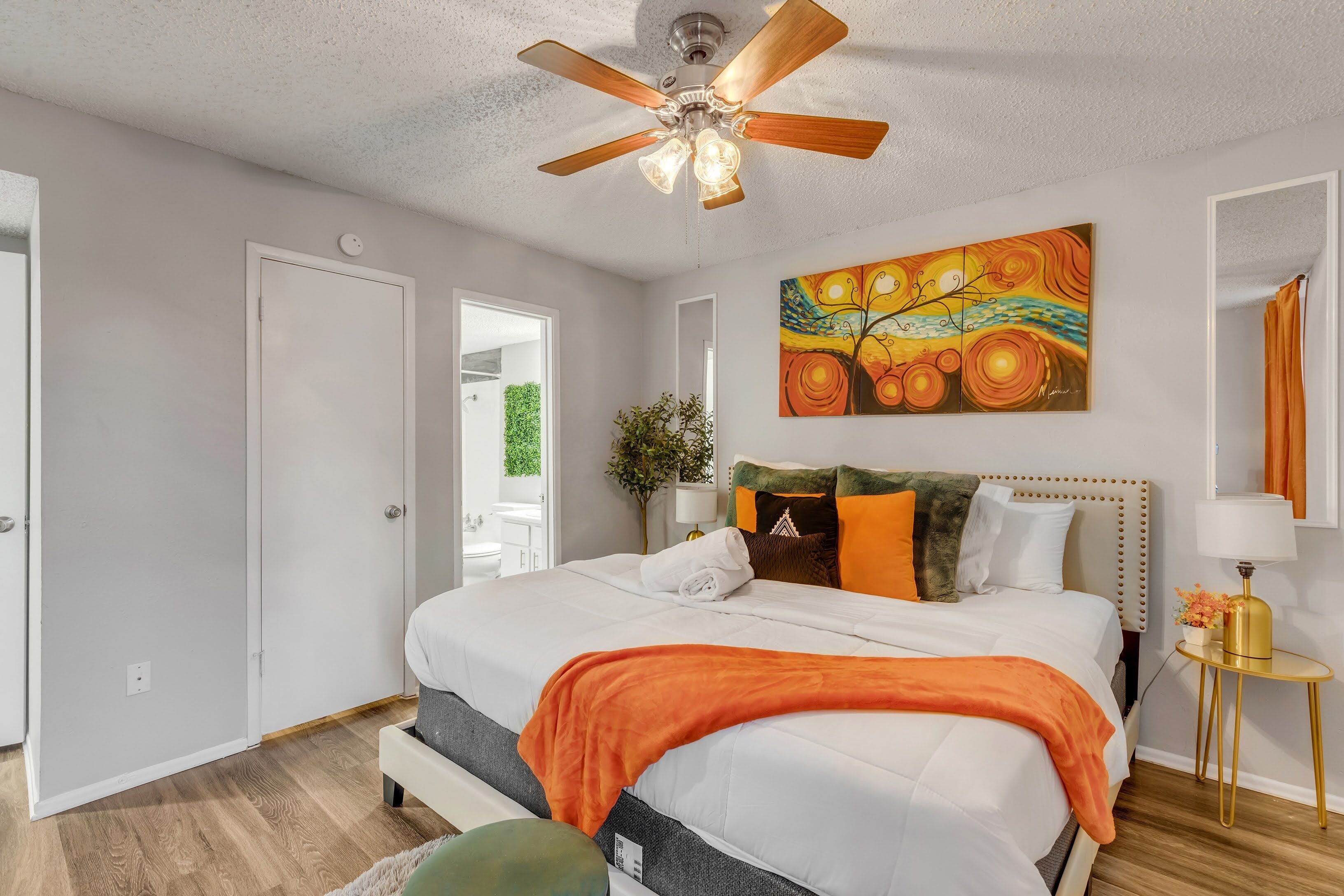 6 minutes to DT~2bed 2Bath ~5 star location ~ pool