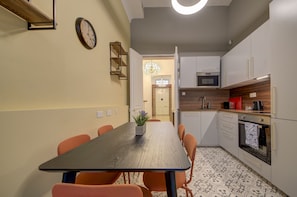 Fridge, microwave, oven, stovetop - Traditional Corner Townhouse for rent. Ideal for Groups or Families! (Bormla)