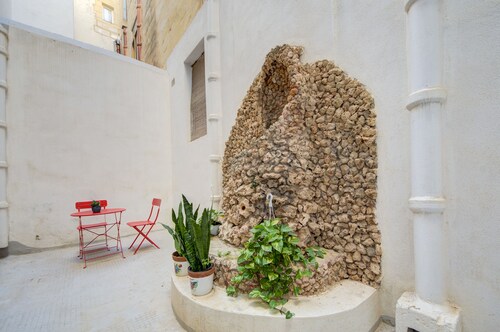 Traditional Corner Townhouse for rent. Ideal for Groups or Families!