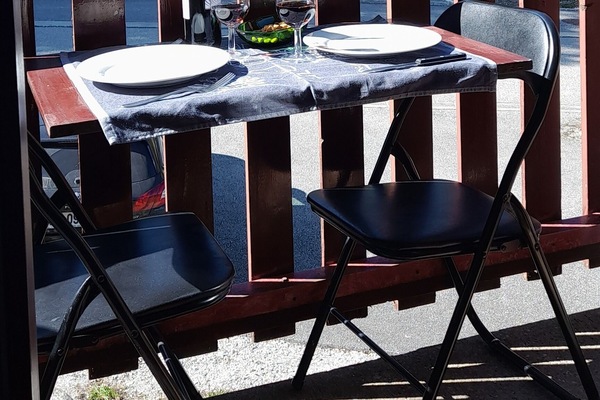 Moment détente sur une terrasse, parfait pour un petit-déjeuner ou un apéro.