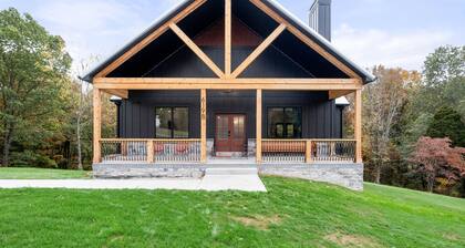 Luxury 👑👸Big HOT TUB 🔥close to ramp 🚤POOL TABLE 🎱 Plenty of ROOM 🛌 families ♥️