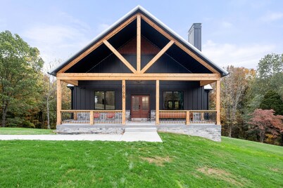 Luxury 👑👸Big HOT TUB 🔥close to ramp 🚤POOL TABLE 🎱 Plenty of ROOM  🛌 families ♥️