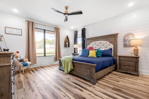 4 bedrooms, iron/ironing board, travel cot, free WiFi - Luxury 👑👸Big HOT TUB 🔥close to ramp 🚤POOL TABLE 🎱 3 MASTER bedrooms 🛌 families ♥️ (Taswell)