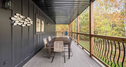 NEW at PATOKA lake! Big HOT TUB close to ramp POOL TABLE with
3 MASTER bedrooms!