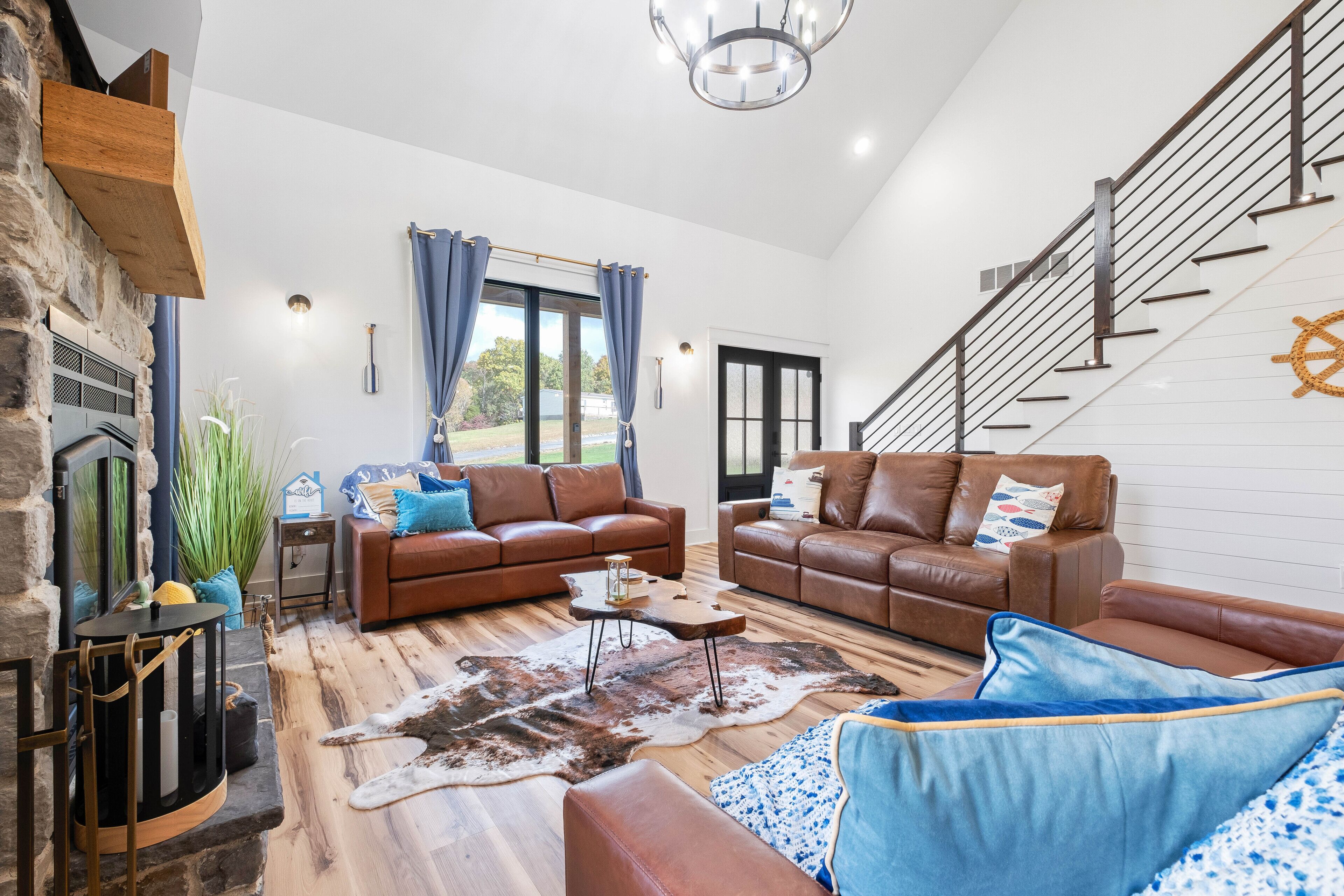 Televisor intel·ligent, llar de foc, futbolí i estèreo 