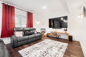 Smart TV, fireplace, table football, stereo - Luxury 👑👸Big HOT TUB 🔥close to ramp 🚤POOL TABLE 🎱 3 MASTER bedrooms 🛌 families ♥️ (Taswell)