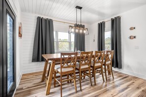 Dining - Luxury 👑👸Big HOT TUB 🔥close to ramp 🚤POOL TABLE 🎱 3 MASTER bedrooms 🛌 families ♥️ (Taswell)