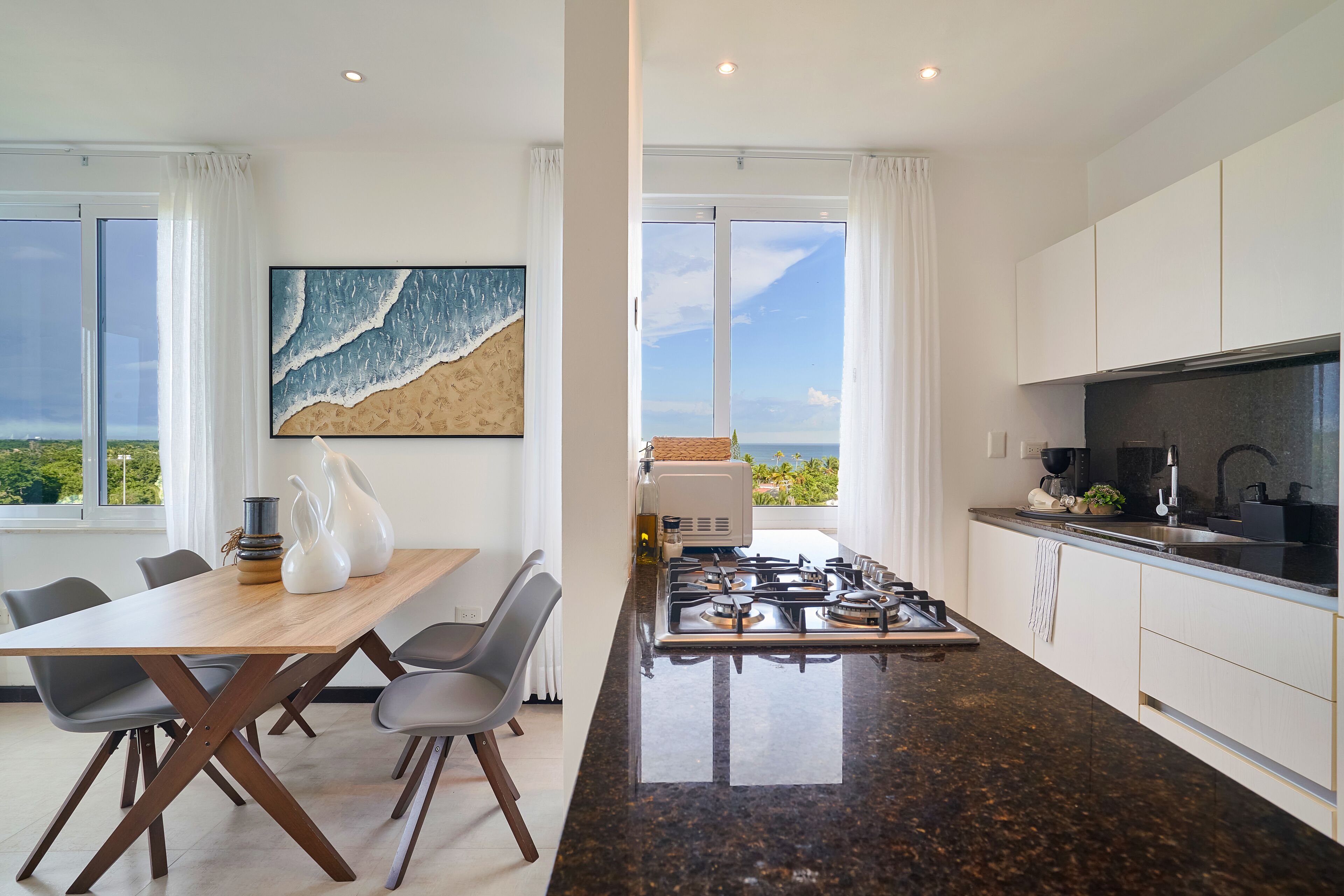 Réfrigérateur, micro-ondes, plaque de cuisson, cafetière/bouilloire