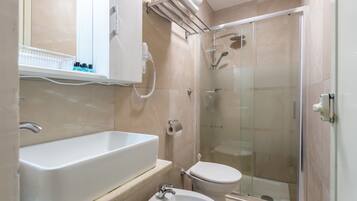 Dusche, Haartrockner, Bidet, Handtücher