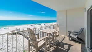 Property grounds - Gulf Beachfront Beauty, Steps from Water! Free Beach Chairs/Umbrella Service (Fort Walton Beach)