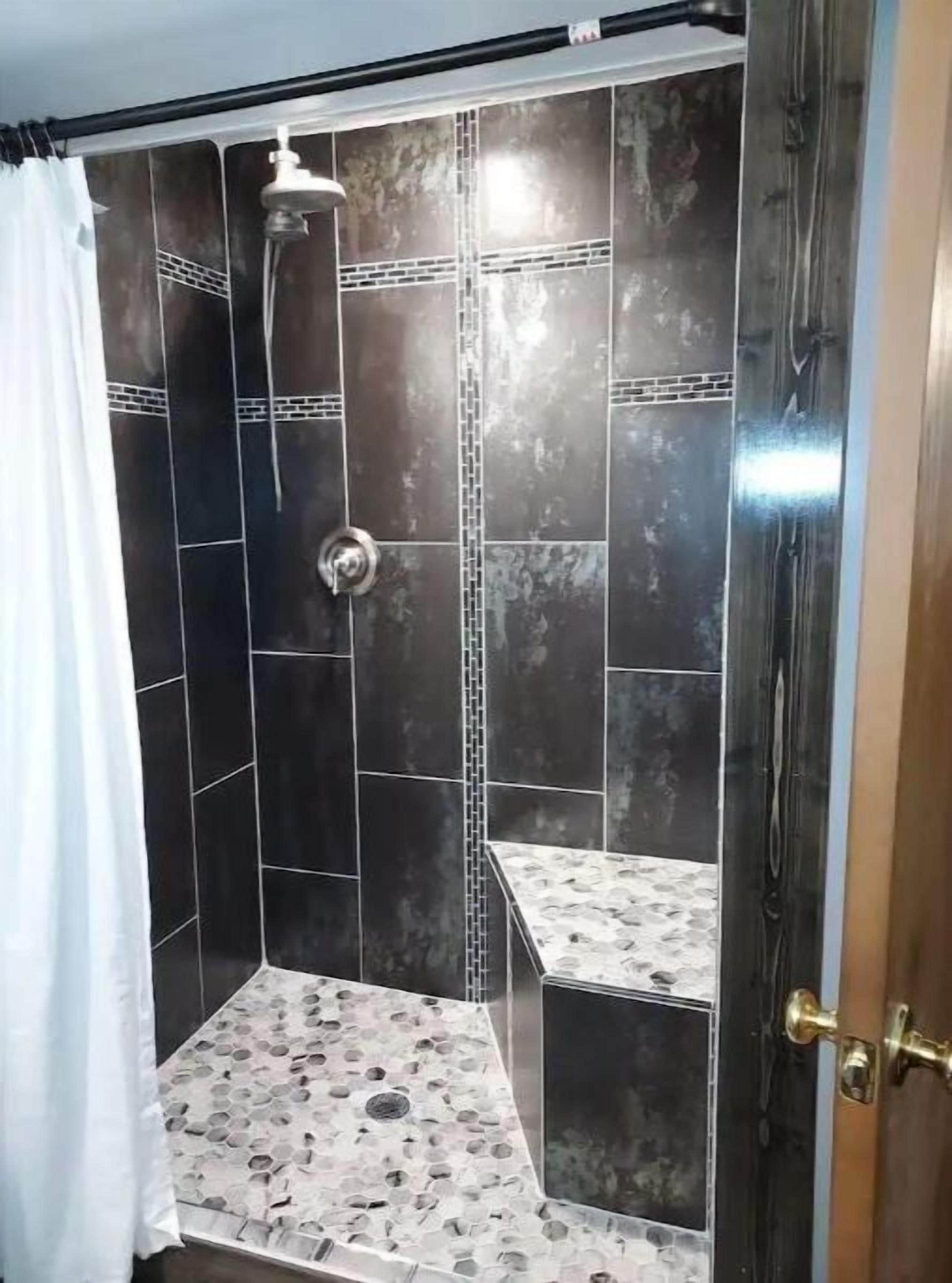 Douche, séchoir à cheveux, serviettes fournies, savon
