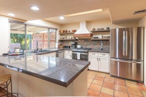 Fridge, microwave, oven, stovetop - Mountain Views, Pool, Hot Tub, Outdoor Fireplace (Tucson)