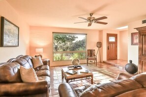 Smart TV, fireplace, DVD player, books - Mountain Views, Pool, Hot Tub, Outdoor Fireplace (Tucson)